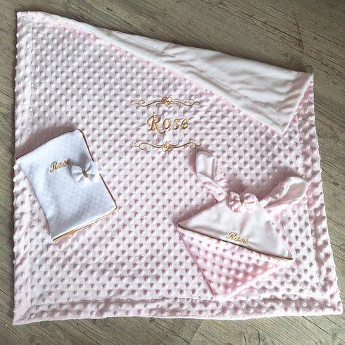 Coffret Bébé Personnalisé Fille – Couverture, Doudou et Protège Carnet – Quantité Limitée